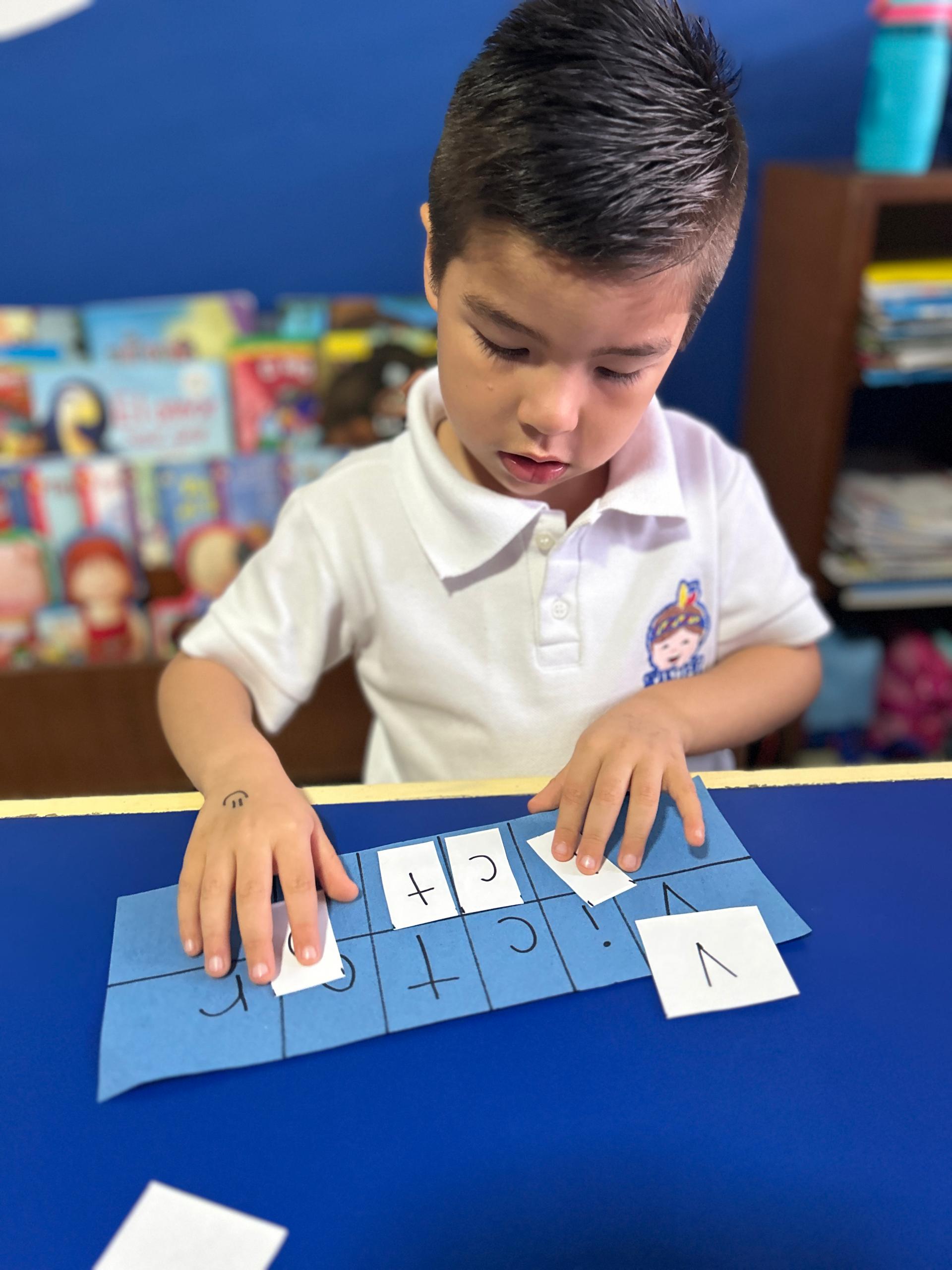 Niño trabajando con tarjetas de fonética
