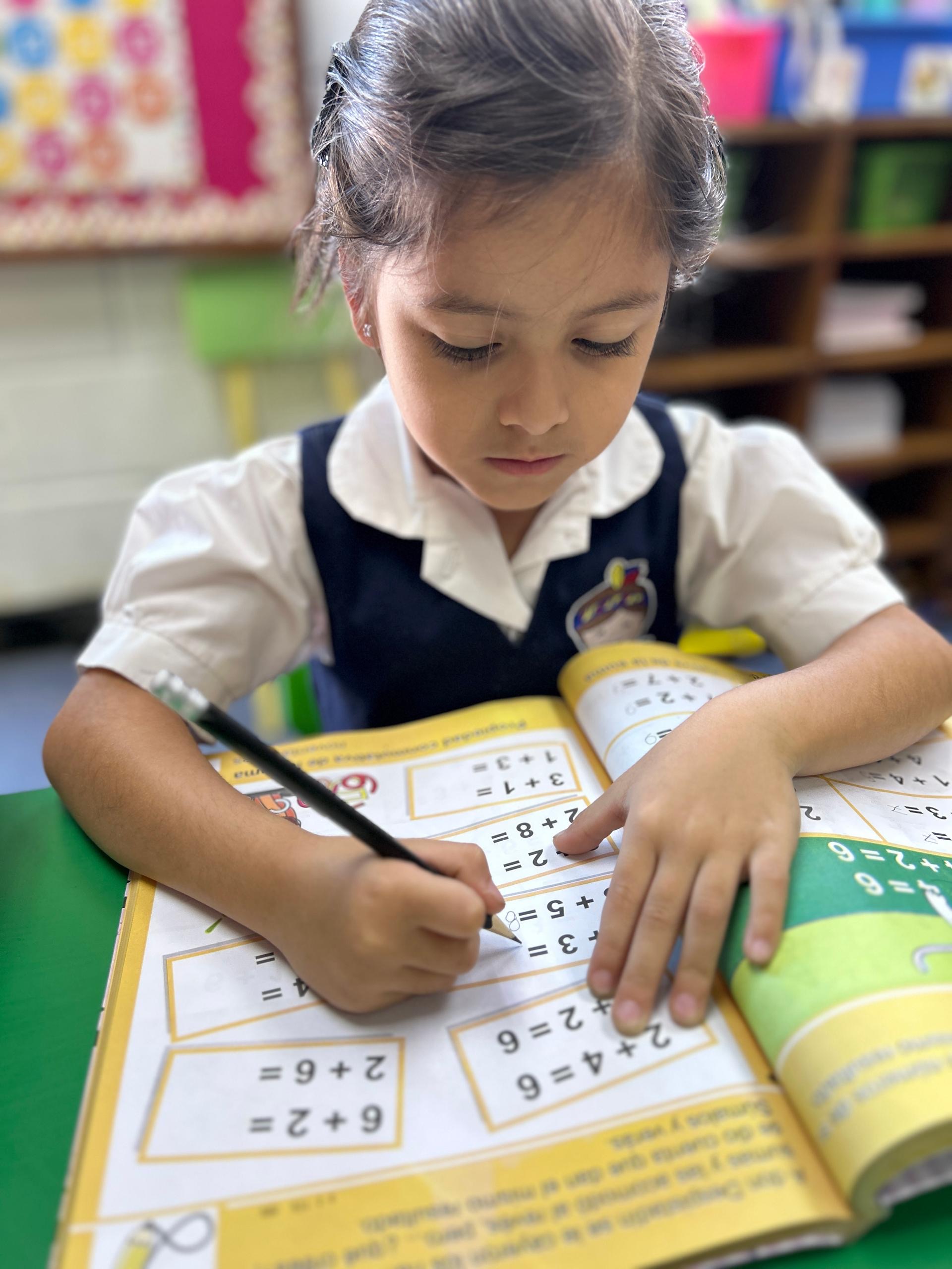 Niña resolviendo ejercicios de matemática