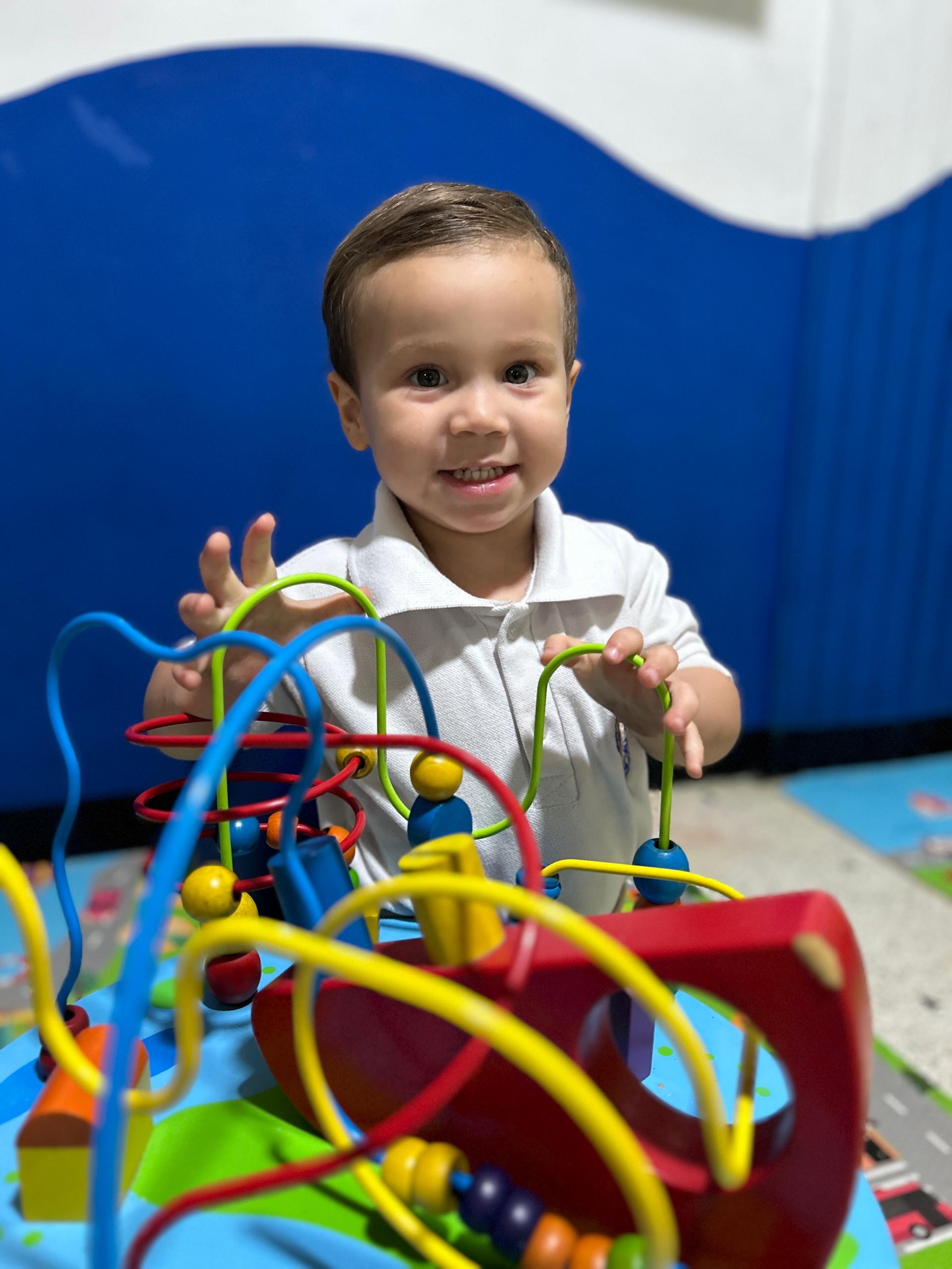 Niño desarrollando motricidad fina con juego didáctico