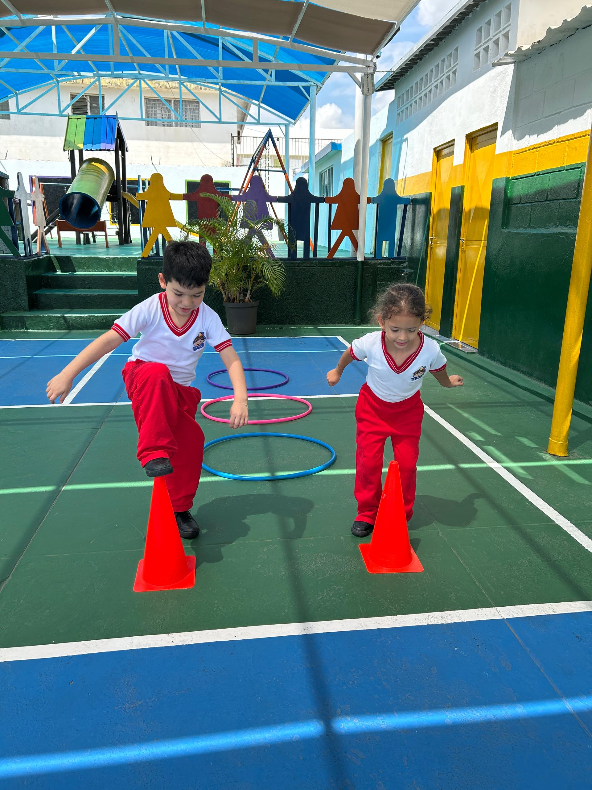 Niños en el circuito de obstáculos del parque de Takupi