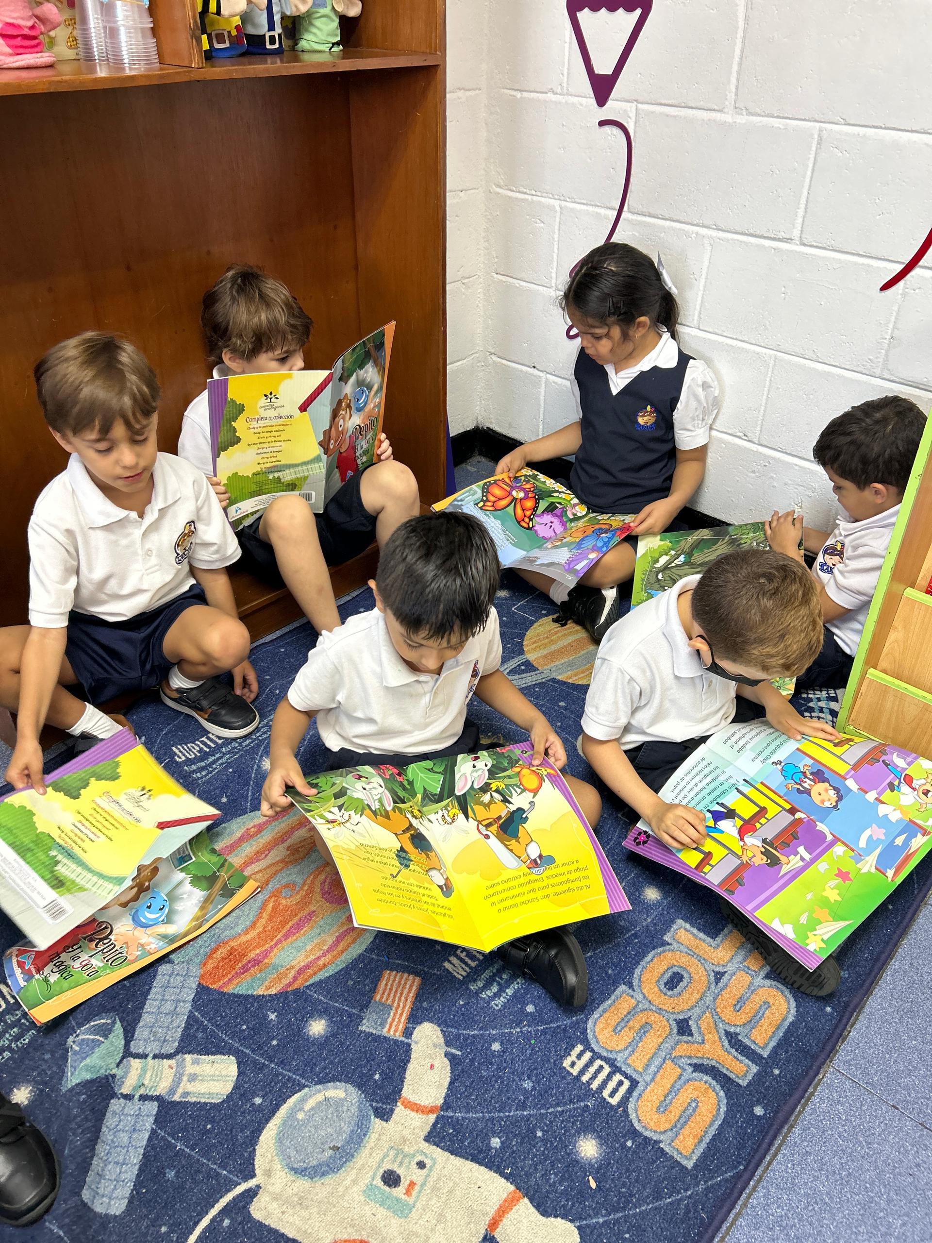 Rincón de lectura en un salón de Takupi
