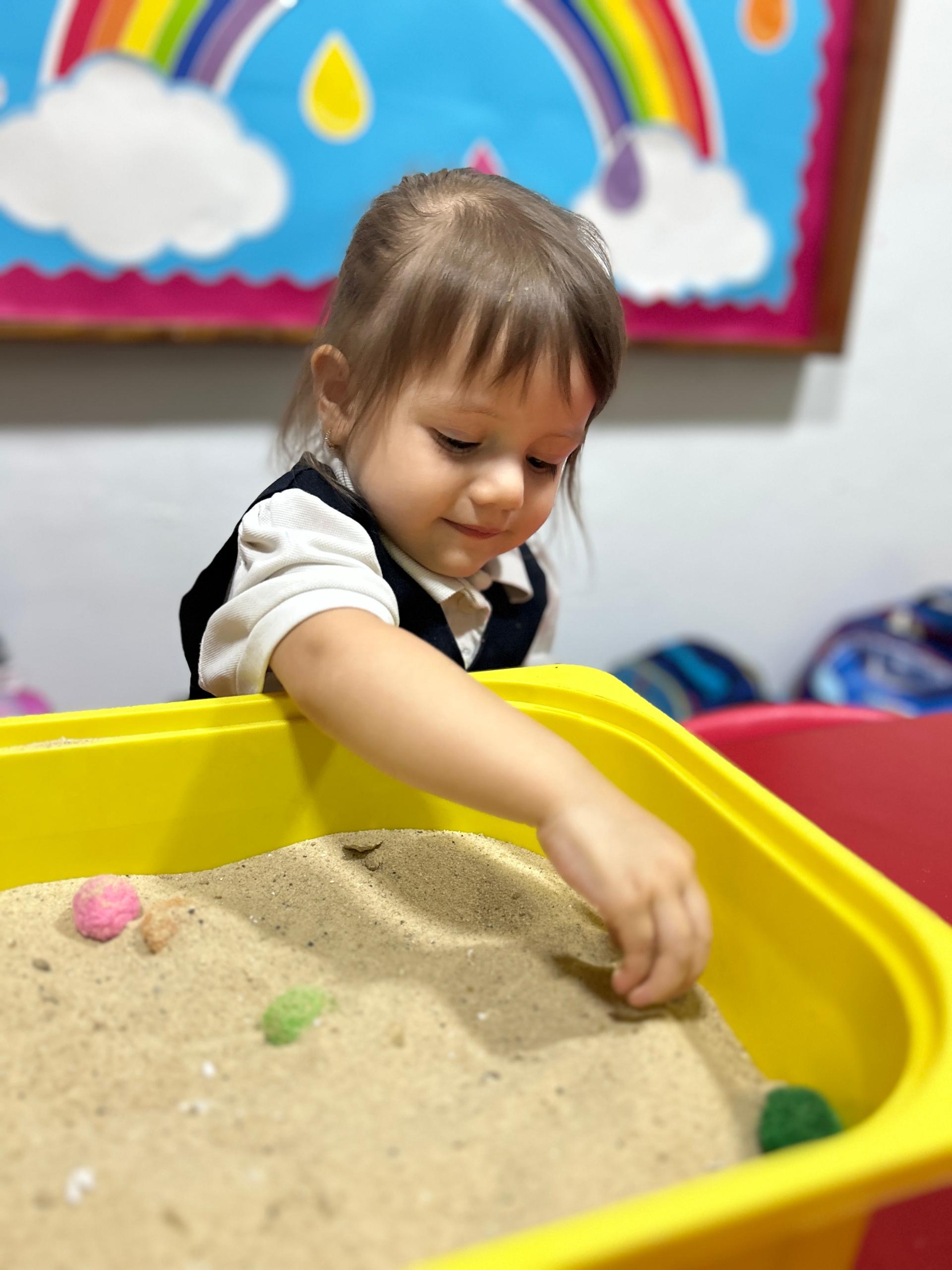 Niña en actividad de estimulación sensorial