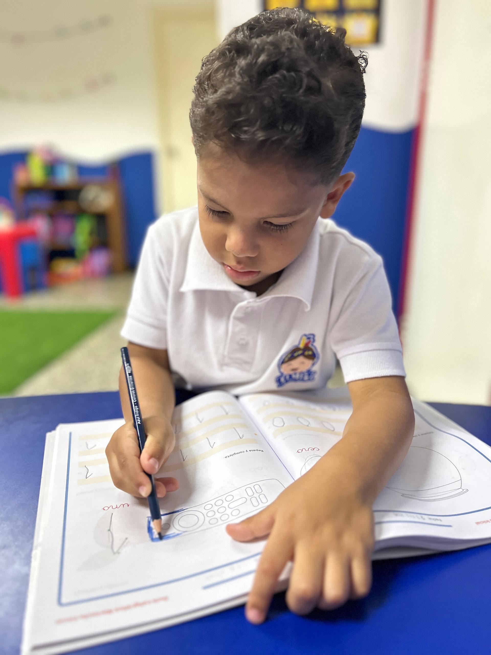 Niño practicando trazos y escritura